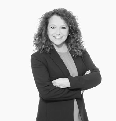 GET | Team Elke Brandstätter Frau in schwarzem Blazer lächelt mit verschränkten Armen in die Kamera