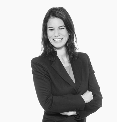 GET | Team Verena Gradischnig Frau lächelt mit verschränkten Armen in die Kamera