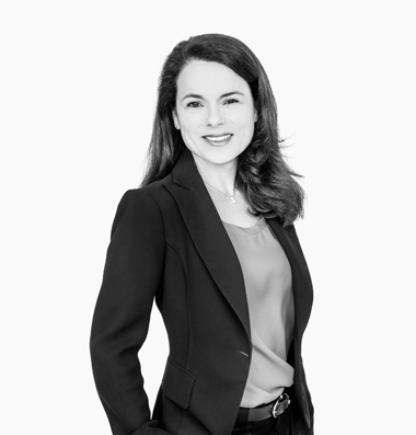 GET | Team Dr. Elena Ongyerth Frau in Blazer lächelt freundlich in die Kamera