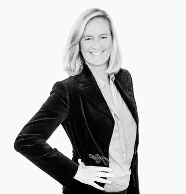 GET | Team Christine Riekeles Frau mit Hand in der Hüfte lacht freundlich in die Kamera