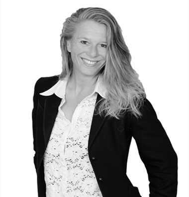 GET | Team Christine Wagner Frau mit offenem Haar und schwarzem Blazer lacht freundlich