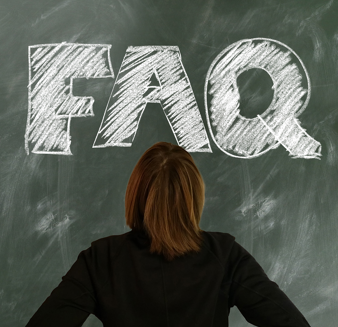 GET | FAQ Sprachreisen Frau von hinten vor einer Tafel mit der Aufschrift FAQ