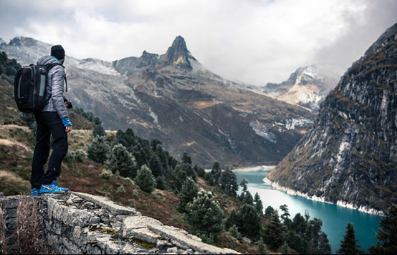 GET | Sprachreise in Kanada Wanderer vor einem Bergpanorama mit tiefblauem See
