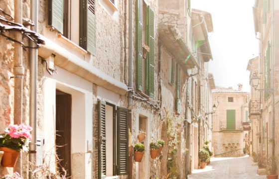 GET | Sprachreise in Spanien Sonnendurchflutete Gasse mit mediterranem Flair