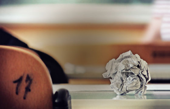 GET | Sprachreise mit Intensivkurs Stuhllehne vor zerknülltem Papierball