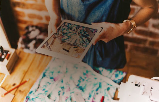 GET | Sprachreise Kunst Hände mit Tablet beim Fotografieren eines Kunstwerks