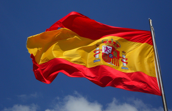 GET | Sprachreise für Spanisch Spanienflagge vor blauem Himmel