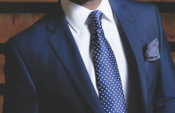 GET | Sprachkurs Business Oberkörper eines Mannes im Anzug