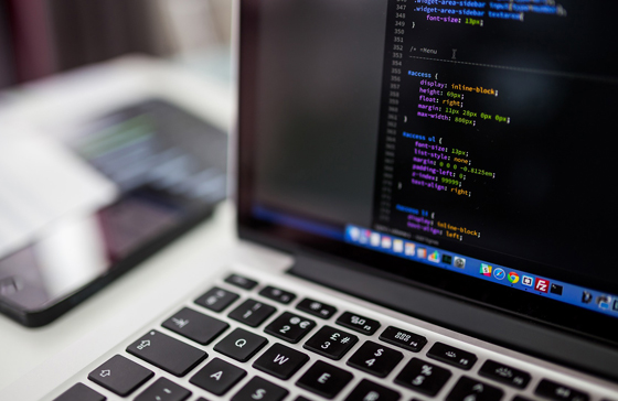 GET | Sommercamp Coding & Robotics Ausschnitt eines Computerbildschirms mit einem Code