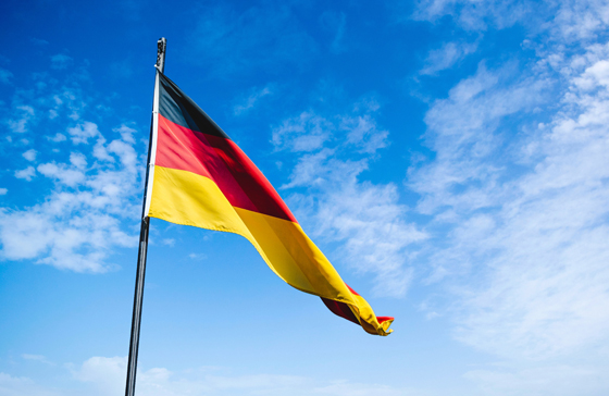 GET | Deutsch Sprachkurse Deutschlandflagge vor blauem Himmel
